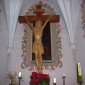 Holzkruzifix über dem Altar im Chorraum © W. Fritze